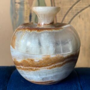 Vintage carved onyx Apple jewelry trinket Box